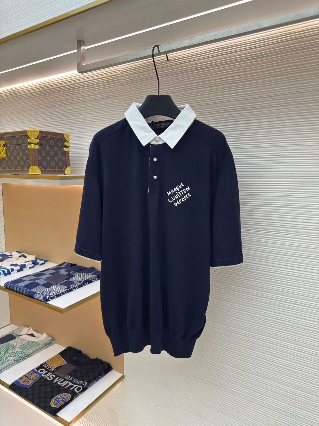 LOUIS VUITTON woolen polo POLO shirt ●Authentic product: purchased and developed at 9650 ●Item number: 1680138-B05 ●Fabric: the finest fully combed cotton ●Technology: knitted embroidery ●Version: fitted version ●Weight: about 375g ●Size: XS-S-M-L ●Description: Made of Japanese Shima Seiki) high-end flat knitting machine to ensure seamless connection of collars, cuffs, hem ribs and other parts. The overall wiring is straight and delicate, the fabric is comfortable and soft, and the color is consistent without color difference. It can be matched with the same style to create a fashionable look and control various occasions. Customized accessories, complete with three standards, same style for men and women!